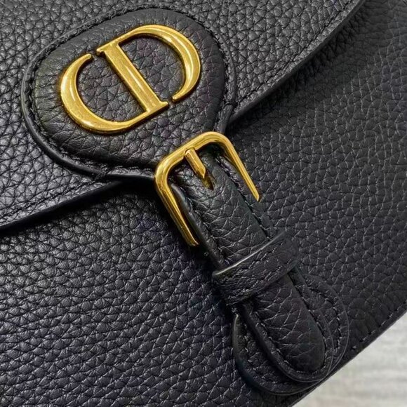 Classic DIOR Bag: A Stylish and Versatile Choice for Elegance - Picture 10 of 11